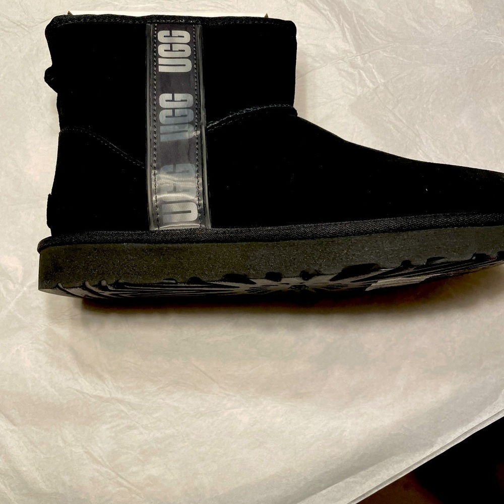UGG CLASSIC MINI LOGO BOOT-SZ 11